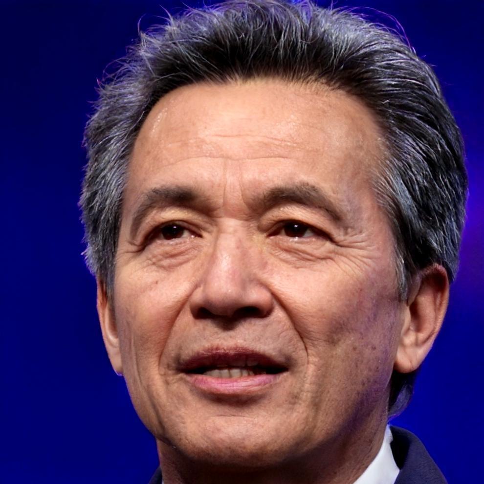 Expert en planification financière partageant son expertise professionnelle